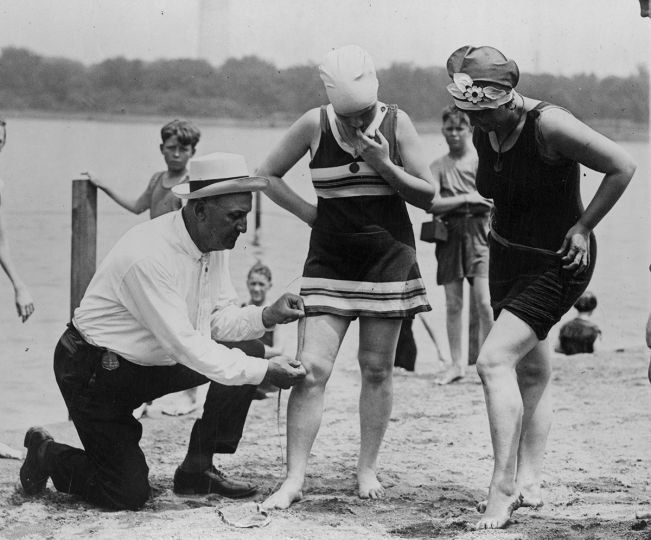 1922 Washington - policeman Bill Norton measuring the distance between knee and suit © AURIMAGES © Ghislaine Rayer & Patrice Gaulupeau – Courtesy BikiniARTmuseum