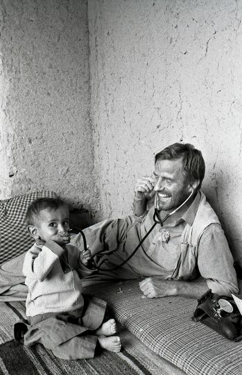 Afghanistan, mission humanitaire avec Médecins du Monde et Bernard Kouchner dans la région du Wardak en juillet 1984. Bernard Kouchner joue avec un enfant © José Nicolas