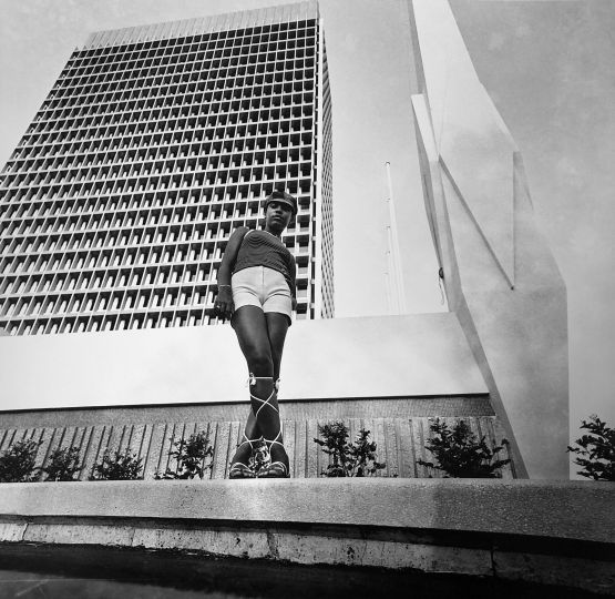 Photographie de mode réalisée devant l'immeuble de la caisse de stabilisation, Plateau, Abidjan, 1970 © Paul Kodjo