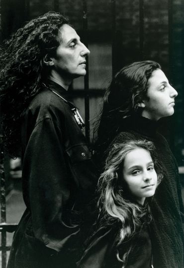 Sheila Metzner and her daughters Ruby and Stella, New York 1988 - copyright Alice Springs, courtesy Helmut Newton Foundation