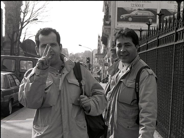 Mohamed Lounes & Nacerdine Zebar - Les deux compères Algériens en mars 1993 à Paris, boulevard de la Chapelle du côté de Barbès. Photo © Christian Ducasse
