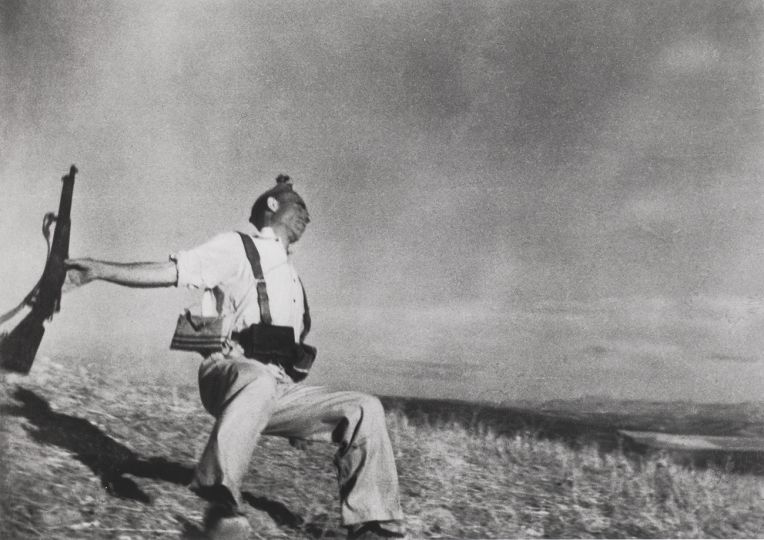 Robert Capa, (Budapest, Oct 22, 1913 - May 25, 1954, Thai Binh, State of Vietnam)
Death of a Loyalist Militiaman. Córdoba front, Spain. Early September, 1936 (The Falling Soldier), neg. 1936 - Courtesy Addison Gallery of American Art