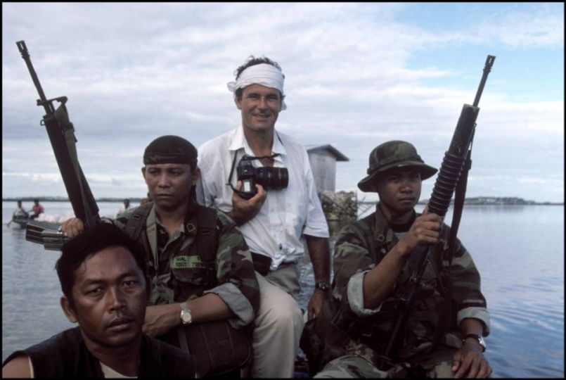 Tawi-Tawi. Sitangkai island.
French photographer Bruno Barbey accompanied by Marines to protect him against local bandits. © Bruno Barbey / Magnum Photos