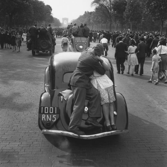Le baiser de la Libération, Champs-Élysées, 8 mai 1945 © Roger SCHALL/Galerie ARGENTIC