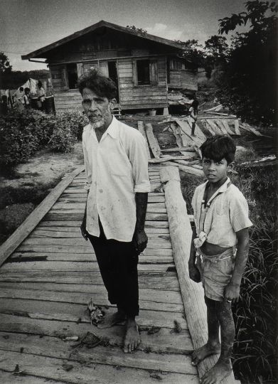 Lot 39 : DIEPRAAM, Willem (Dutch 1944). Hindostanen bij Uitkijk [Hindostanis (Indo-Surinamese) at Uitkijk, Suriname], 1973 - 1979.