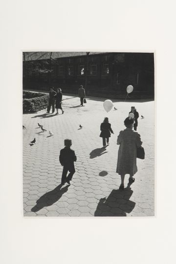 Lot 166 : SCHERER, Kees (Dutch 1920 - 1993). Children with Balloons, New York, 1959.