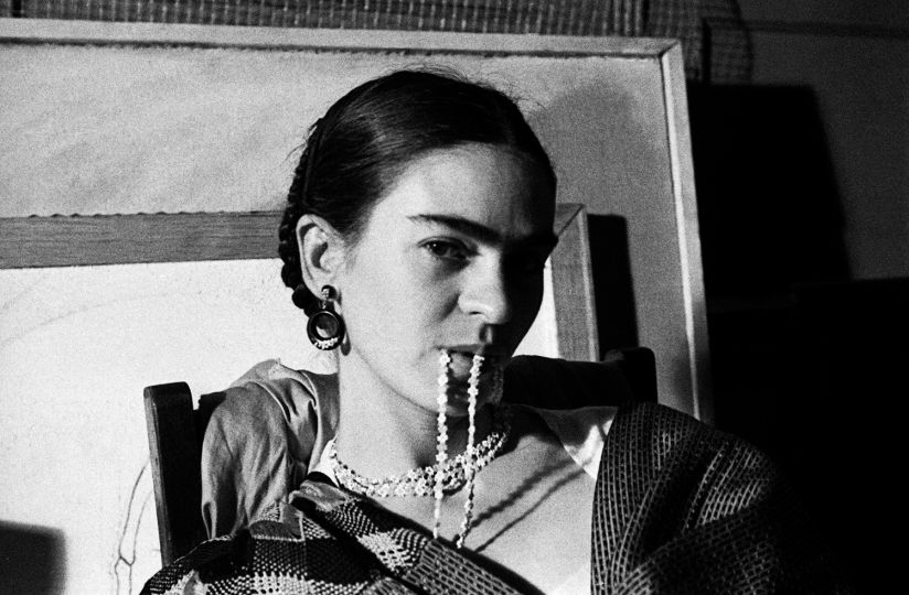 Frida Biting her Necklace 1933 © Lucienne Bloch – Courtesy La Galerie de l’Instant