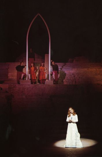 Fayrouz au Festival International de Baalbeck, 1960 Festival de Baalbeck, Les Nuits Libanaises, 1960 Beyrouth, collection Festival de Baalbeck © Festival International de Baalbeck
