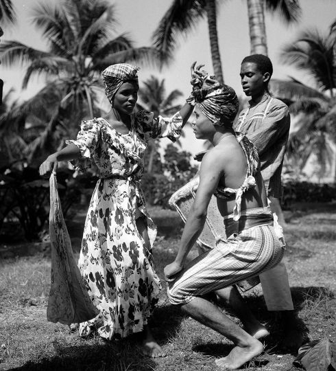 Danseurs haïtiens. Haïti, mars 1959. © Hélène Roger-Viollet / Roger-Viollet