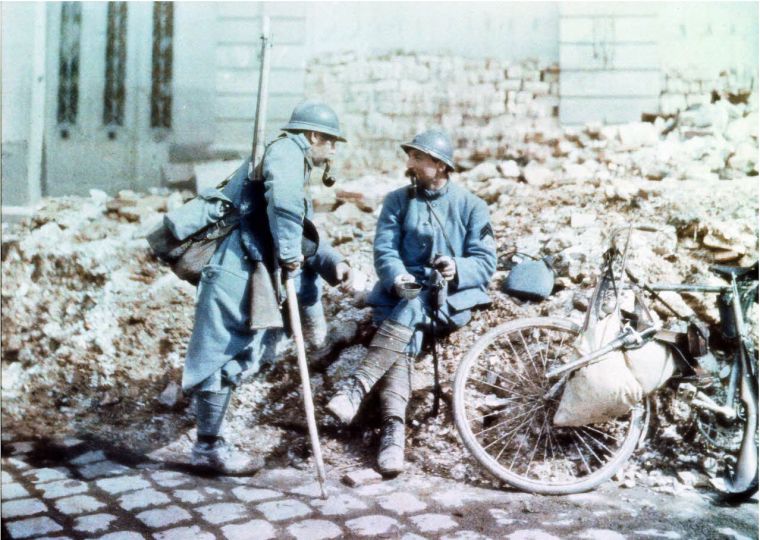 Fernand Cuville
Reims, deux poilus place Royale.
Marne, 1917. © Fernand Cuville/Collection Mick Micheyl – Jean-Baptiste Tournassoud/ECPAD/Défense/AUL 21
