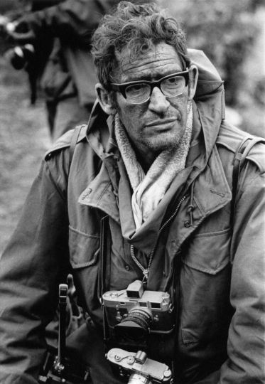 Larry Burrows, Lang Vei (border of South Vietnam and Laos), February 7, 1971 This photograph by Roger Mattingly was one of the last taken of Larry Burrows. © Roger Mattingly – Courtesy Laurence Miller Gallery