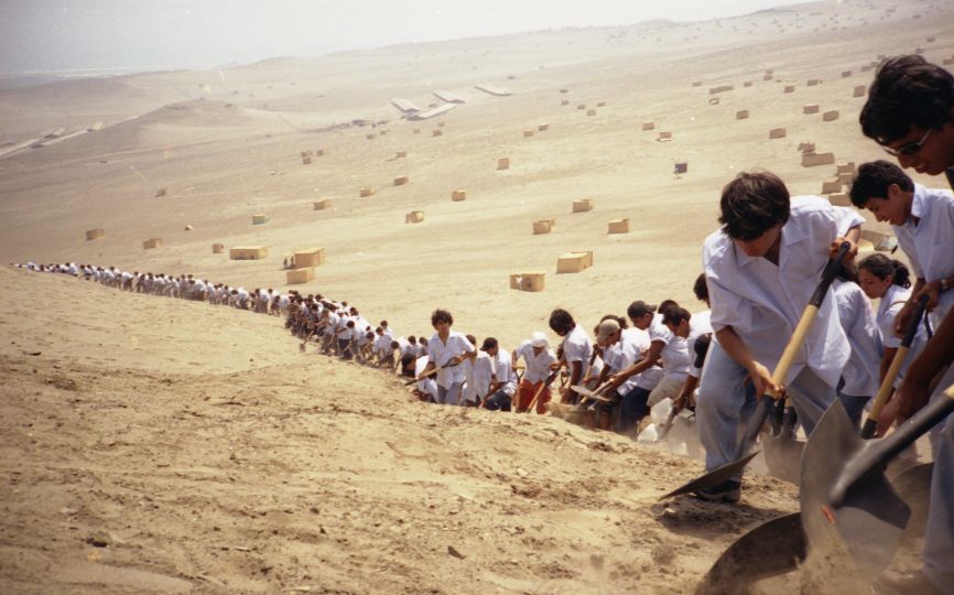 Francis Alÿs, When Faith Moves Mountains, 2002. Lima, Peru – April 11 2002. En collaboration avec -Cuauhtémoc Medina et Rafael Ortega. Courtesy de l’artiste