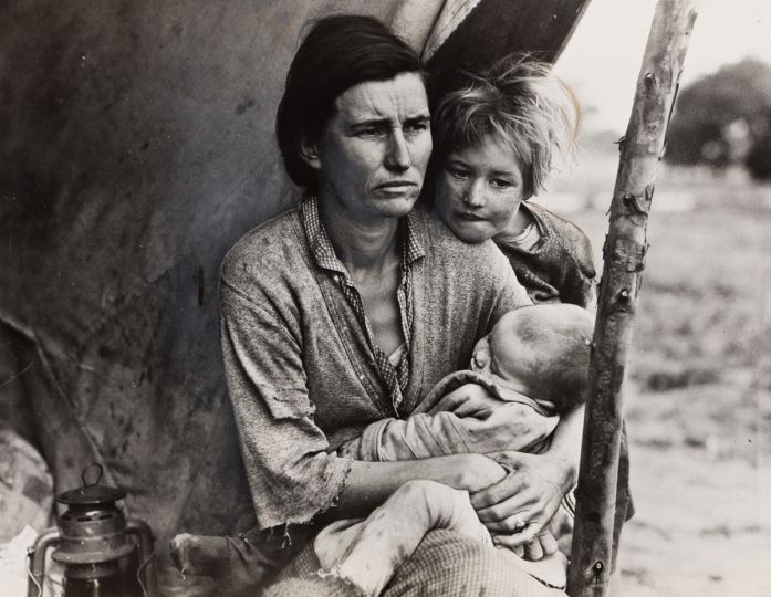 Lot 53:
Dorothea Lange, Migrant Mother (Horizontal), silver print, 1936. Estimate $20,000 to $30,000. – Courtesy Swann Galleries
