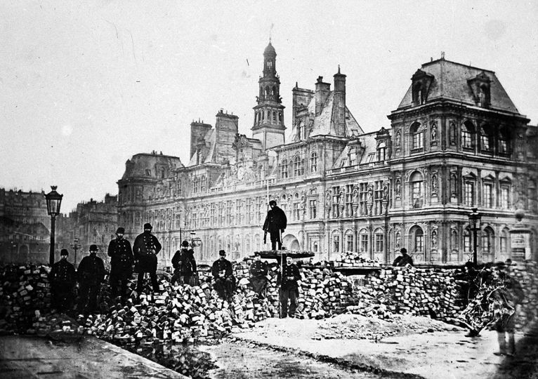 Commune de Paris, 1871. Barricade devant l'Hôtel de Ville (IVème arr.). © Roger-Viollet / Roger-Viollet