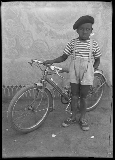 Seydou Keïta
Sans titre (enfant au vélo), 1949-1951 © Seydou Keïta / SKPEAC
Courtesy Galerie MAGNIN-A, Paris