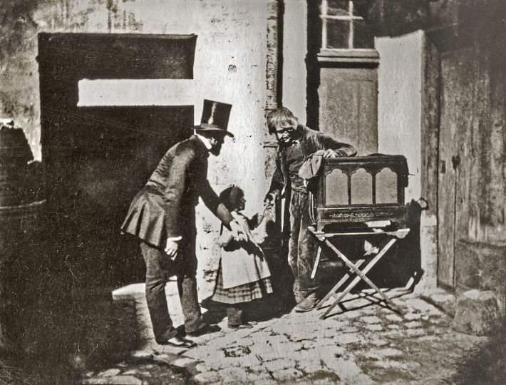 Henri Le Secq et une fillette faisant l'aumône au joueur d'orgue © avant 1853 Charles Nègre courtesy André Jammes