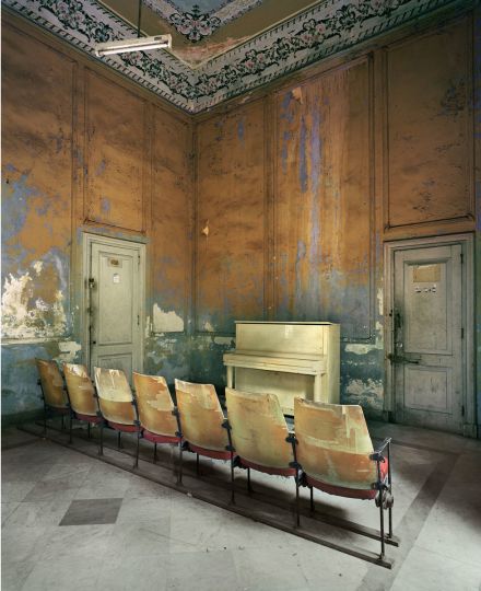 Michael Eastman
Class Room, Havana
Chromogenic color photograph
Executed in 2010 © Michael Eastman - Courtesy Holden Luntz