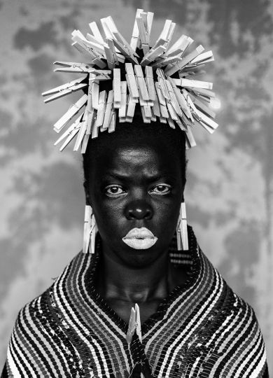 Zanele Muholi, Bester I, Mayotte, 2015; extrait de
Zanele Muholi: Somnyama Ngonyama, Salut à toi,
Lionne noire (delpire & co, 2021)
© Zanele Muholi, courtesy of Stevenson Gallery,
Cape Town/Johannesburg, and Yancey Richardson
Gallery, New York