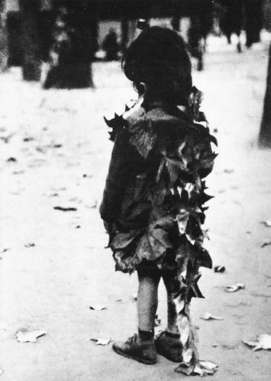 Edouard Boubat (1923-1999) - La petite fille aux feuilles mortes, 1946 © Estate of Edouard Boubat/Courtesy Peter Fetterman Gallery