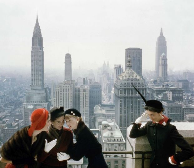 From the roof of the Condé Nast building on Lexington Avenue. With a view of the Chrysler and Empire State buildings, New York, American Vogue, 15 October 1949. Fondazione Bisazza, photo Norman Parkinson ©Iconic Images