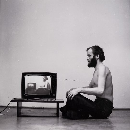 Paweł Kwiek, „Video i oddech. Kanał informacji”, transl. “Video and breath. The information channel”, 1978/2016, black-and-white photograph, collection of  Muzeum Sztuki, Łódź.