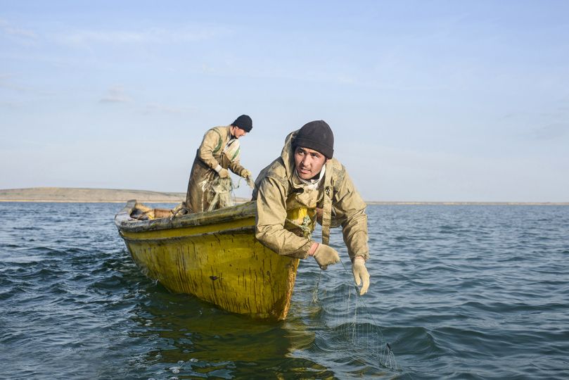 Zhakon est né en 1992, il vient du village voisin Sekseuil. Personne ne connait son nom de famille, il se fait appeler Zhakron. Les pêcheurs travaillent toujours à deux par bateau. Tastubek, le 22 avril 2016. © Didier Bizet