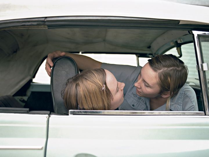 Convertible Kiss © Kelli Connell - Courtesy The Alice Austen House