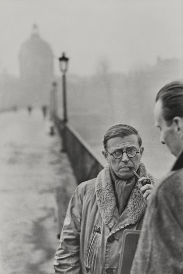 Jean-Paul Sartre et Jean Pouillon sur le pont des Arts, Paris, 1945 Collection du musée Carnavalet – Histoire de Paris © Fondation Henri Cartier-Bresson/Magnum Photos