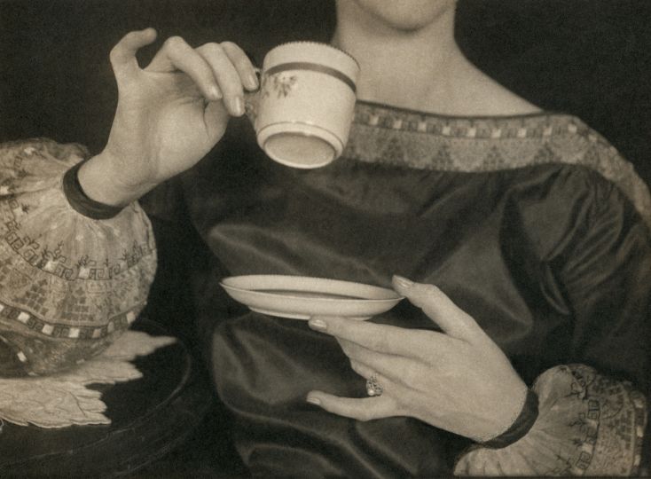 Untitled (Verna Skelton Posing for Cutex Advertisement), New York, 1924. 
Sans titre (Verna Skelton posant dans une publicité pour Cutex), New York, 1924. © Margaret Watkins