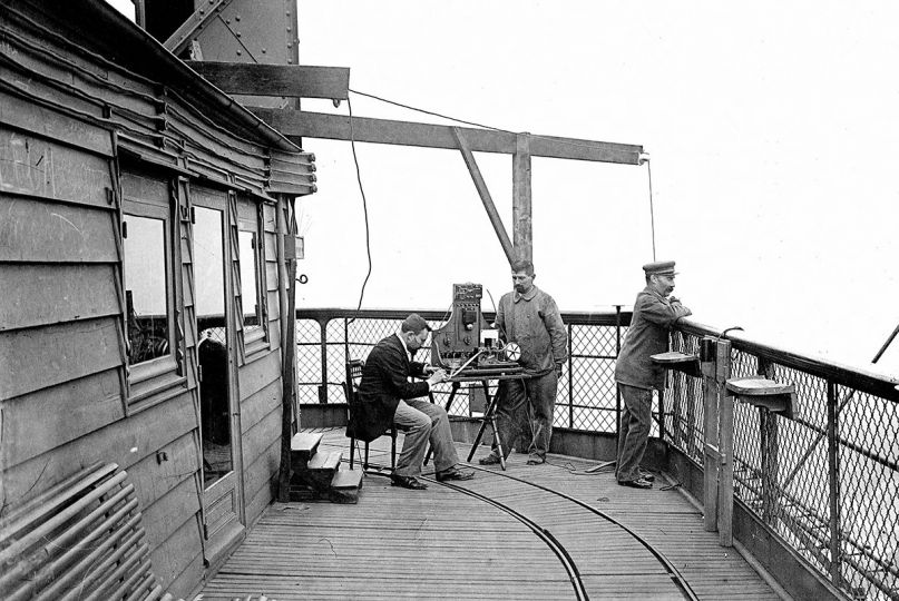 Première émission de T.S.F. (télégraphie sans fil) entre Ernest Roger sur la tour Eiffel et Eugène Ducretet au Panthéon, 29 juillet 1898. © Ernest Roger / Roger-Viollet