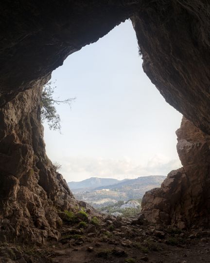 Les Chants de L’asphodèle - Grotte de l’Oracle d’Orphée - 2020 - Lesbos - ©Mathias Benguigui et Agathe Kalfas 