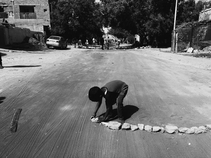 Metche Jaafar. Un petit enfant aide à installer des barrages routiers devant sa maison pour empêcher les voitures des services secrets d’entrer dans le quartier.
Shambat, Khartoum, janvier 2019.
