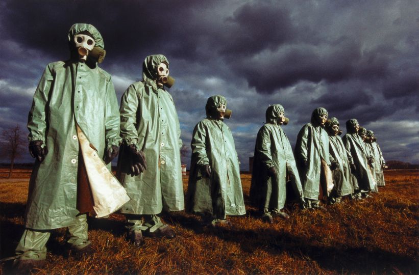 Practising for the end of the world.
Soldiers of the “Kantemirov” elite division were exercising atomic, biological and chemical war-
fare. Western journalists were proudly presented the finely turned out “Guards Tank Brigade” near Moscow. In many other units, however, sometimes the recruits had to go hungry (1990) © Hans-Jürgen Burkard