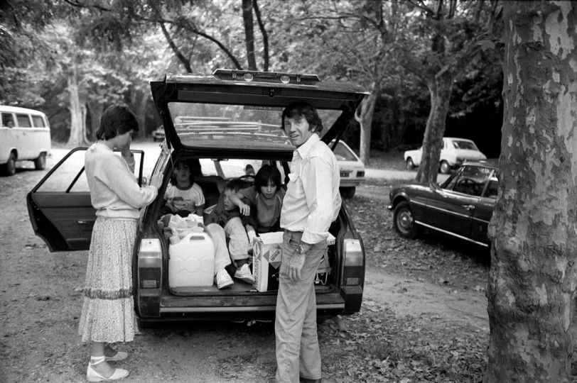 Don McCullin et ses enfants, ainsi que Gédéon Naudet 1980 © Yan Morvan