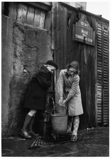 Rue des Terres au curé, Paris, 1954 © Sabine Weiss