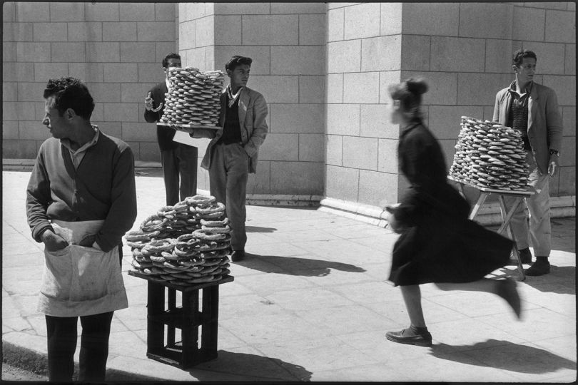 Vendeurs de pains, Athènes, Grèce, 1958 © Sabine Weiss