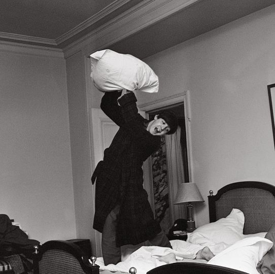 Paul during a pillow fight at the George
V Hotel in Paris after a concert at the
Olympia. “I Want to Hold Your Hand”
had just hit the American charts.
January 18, 1964. © Harry Benson - Courtesy Taschen