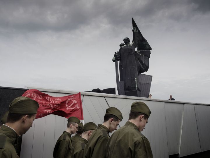 UKRAINE. Donetsk. May 9, 2014.
Commemoration of the Soviets Victory Day at the War Memorial Monument to Donbass Liberators from the Fascist German occupation during the second World War. © Jérôme Sessini / Magnum Photos