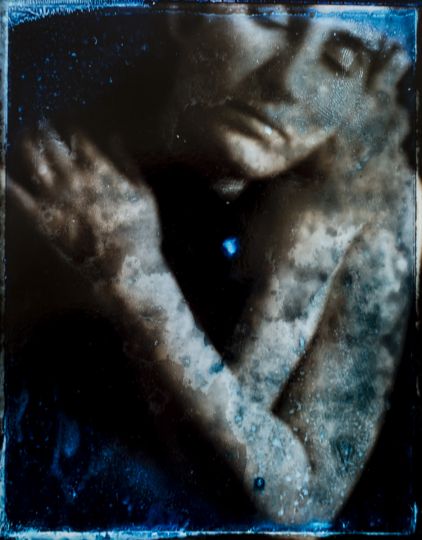 Payram Deux ou trois choses que je sais d'elle, 1995 - 2021 - Tirage couleur argentique d'après négatifs de Polaroïd 55 noir & blanc (non lavé, non fixé, 30 x 40 cm) - Courtesy Galerie Maubert