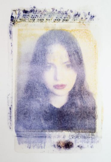 Payram Femmes - fleurs, 2018 - 2020 - Transfert sur papier gravure d'après Polaroïd 79 couleur, 30 x 40 cm chaque - Courtesy Galerie Maubert
