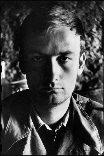 Marc Garanger, autoportrait, guerre d'Algerie. Le portrait de la colere. Ain Terzine, 1960 © Marc Garanger