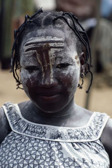 Etuoboue, maquillage rituel, signes faits avec du kaolin, en signe de deuil. Pays Eotile, Cote d'Ivoire.© Marc Garanger