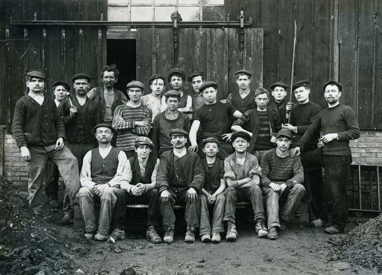 Photographe anonyme
Groupe d’ouvriers des établissements métallurgiques A. Durenne. 
Bar-Le-Duc (Meuse), vers 1900
Tirage argentique. 12 x 16 cm
© Courtesy Galerie Lumière des roses
