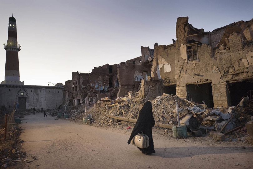 SAADA. YEMEN-OCT, 2017: une femme fuie avec sa valise la ville de Saada, fief houthi, déclarée zone de guerre et cible de bombardements aériens reguliers et très meurtriers. © Véronique de Viguerie  

A woman is fleeing with her suitcase Saada. The city, houthi stronghold, was declered war zone and it's targeted very often by lethal airstrikes. © Véronique de Viguerie  