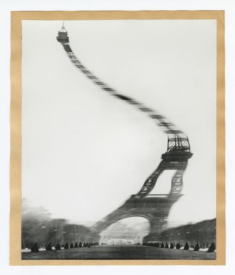 Robert Doisneau — Tour Eiffel Exposition « Six photographes et Paris » 1965 Tirage gélatino-argentique © Robert Doisneau / Gamma Rapho Photo : © MAD Paris 