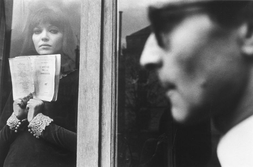 ANNA KARINA ET JEAN-LUC GODARD SUR LE TOURNAGE D’ALPHAVILLE MISE EN SCÈNE PAR JEAN-LUC GODARD, 1965 © GEORGES PIERRE - COURTESY GALERIE DE L'INSTANT PARIS