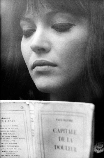 ANNA KARINA SUR LE TOURNAGE D’ALPHAVILLE MISE EN SCÈNE PAR JEAN-LUC GODARD, 1965 © GEORGES PIERRE - COURTESY GALERIE DE L'INSTANT PARIS