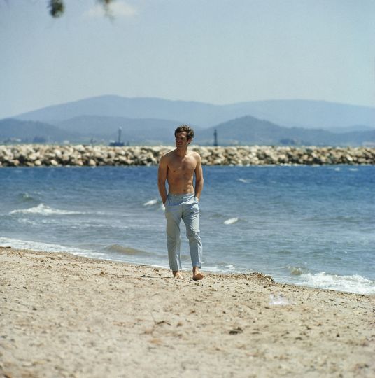 JEAN-PAUL BELMONDO SUR LE TOURNAGE DE PIERROT LE FOU MISE EN SCÈNE PAR JEAN-LUC GODARD, 1965 © GEORGES PIERRE - COURTESY GALERIE DE L'INSTANT PARIS