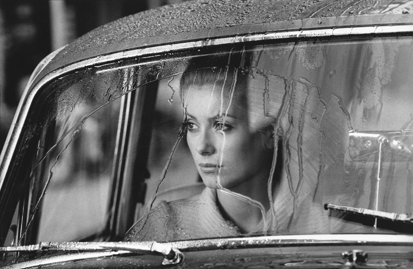 CATHERINE DENEUVE SUR LE TOURNAGE DE MANON 70 MISE EN SCÈNE PAR JEAN AUREL, 1967 © GEORGES PIERRE - COURTESY GALERIE DE L'INSTANT PARIS