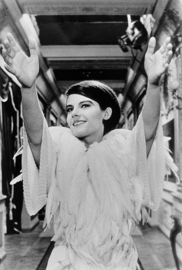 DELPHINE SEYRIG, SUR LE TOURNAGE DE L’ANNÉE DERNIÈRE À MARIENBAD MISE EN SCÈNE PAR ALAIN RESNAIS, 1961 © GEORGES PIERRE - COURTESY GALERIE DE L'INSTANT PARIS
